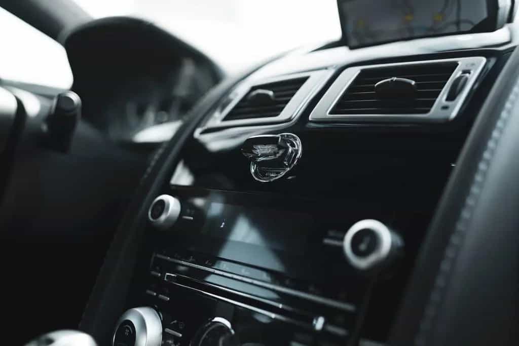 Aston Martin V12 Vantage Carbon Black Edition *MwSt / Manual* 07/2010-photo-42