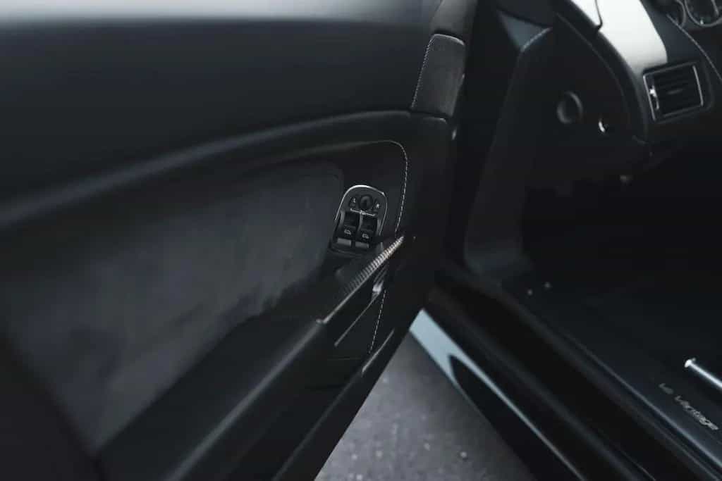 Aston Martin V12 Vantage Carbon Black Edition *MwSt / Manual* 07/2010-photo-46