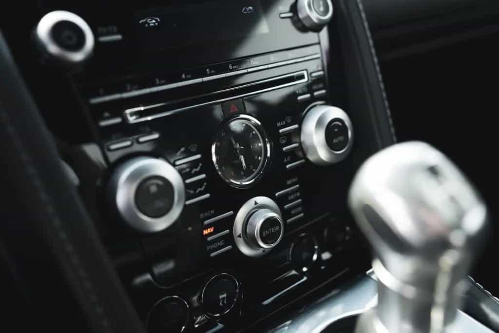 Aston Martin V12 Vantage Carbon Black Edition *MwSt / Manual* 07/2010-photo-47