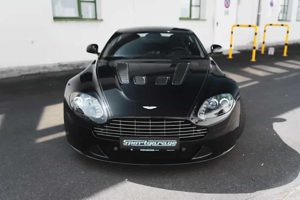 Aston Martin V12 Vantage Carbon Black Edition *MwSt / Manual* 07/2010-photo-6