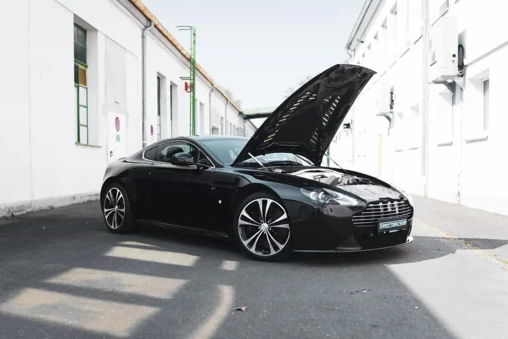 Aston Martin V12 Vantage Carbon Black Edition *MwSt / Manual* 07/2010-photo-8