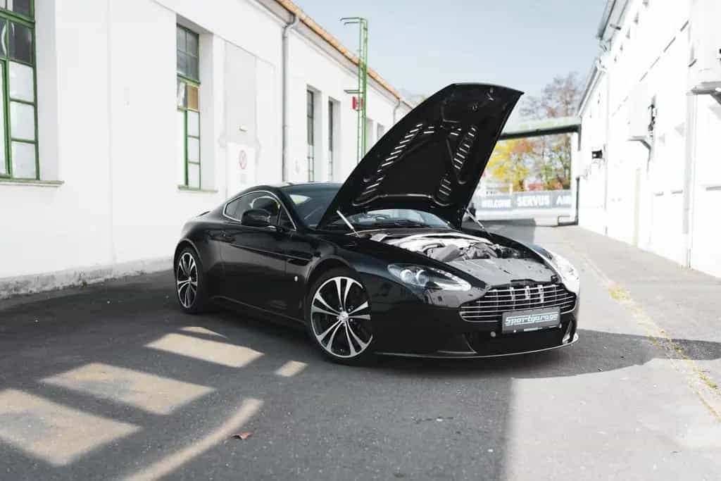 Aston Martin V12 Vantage Carbon Black Edition *MwSt / Manual* 07/2010-photo-9