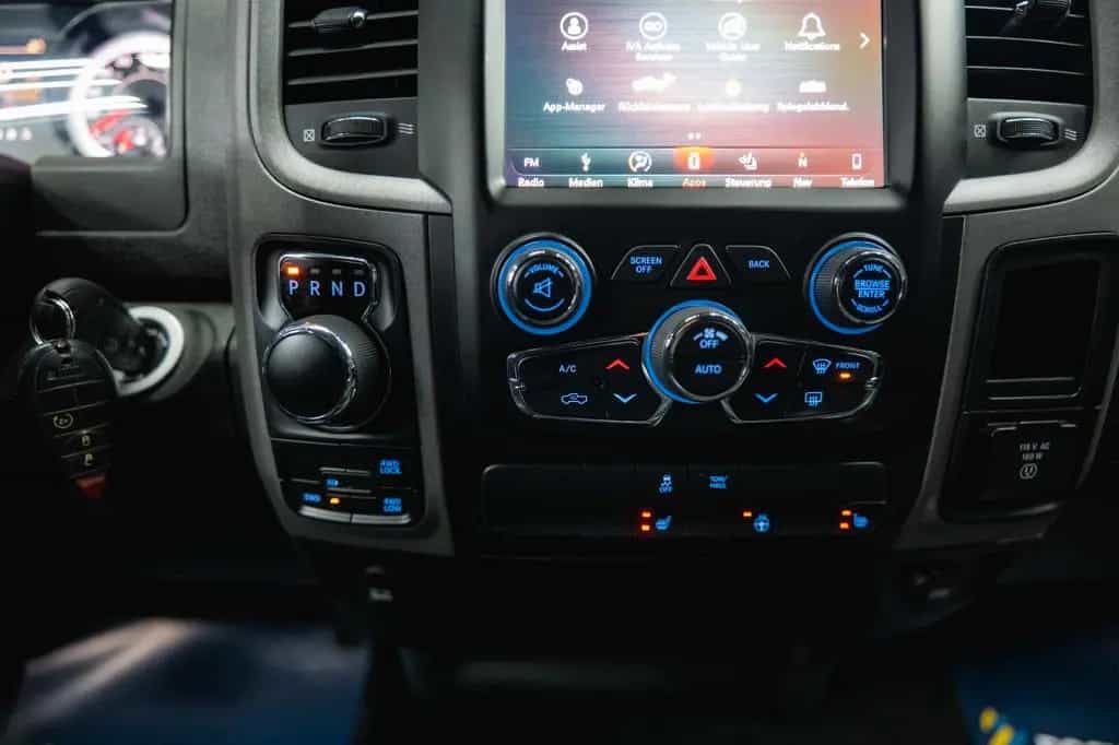 Dodge RAM 5.7 V8 HEMI 4x4 OFFROAD Night-Paket *LED*AHK 10/2021-photo-24