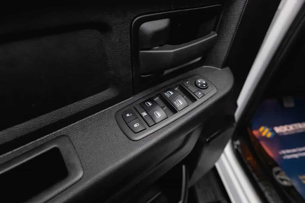 Dodge RAM 5.7 V8 HEMI 4x4 OFFROAD Night-Paket *LED*AHK 10/2021-photo-30