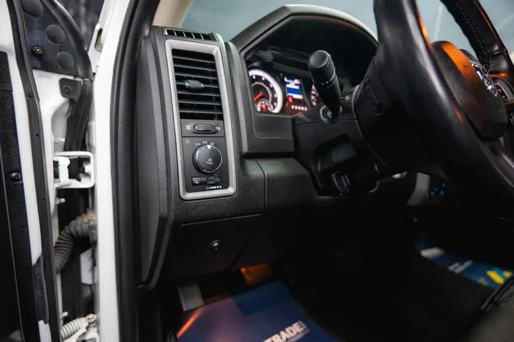 Dodge RAM 5.7 V8 HEMI 4x4 OFFROAD Night-Paket *LED*AHK 10/2021-photo-31