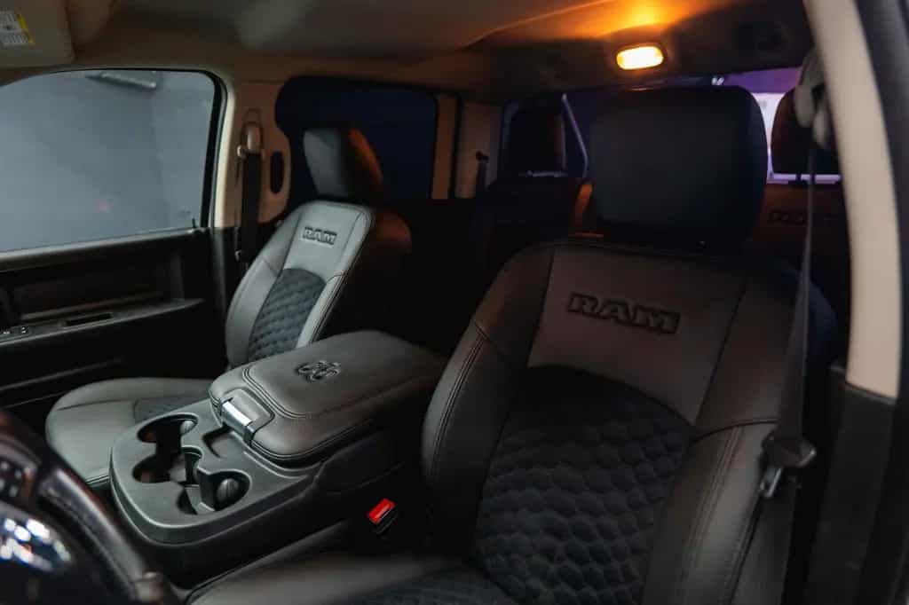 Dodge RAM 5.7 V8 HEMI 4x4 OFFROAD Night-Paket *LED*AHK 10/2021-photo-33
