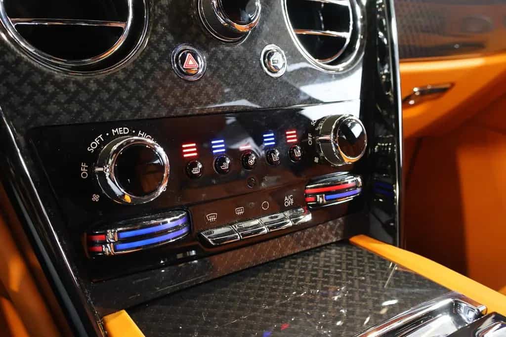 Rolls-Royce Cullinan 6.8 V12 Black Badge TV+SKY+MANDARIN+22" 03/2023-photo-15