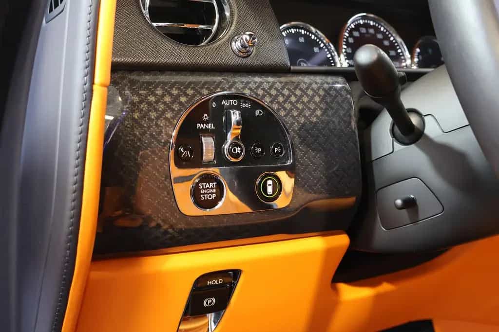 Rolls-Royce Cullinan 6.8 V12 Black Badge TV+SKY+MANDARIN+22" 03/2023-photo-24