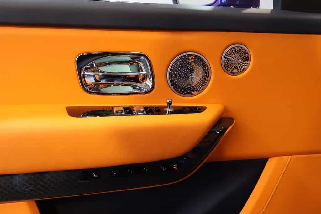 Rolls-Royce Cullinan 6.8 V12 Black Badge TV+SKY+MANDARIN+22" 03/2023-photo-32