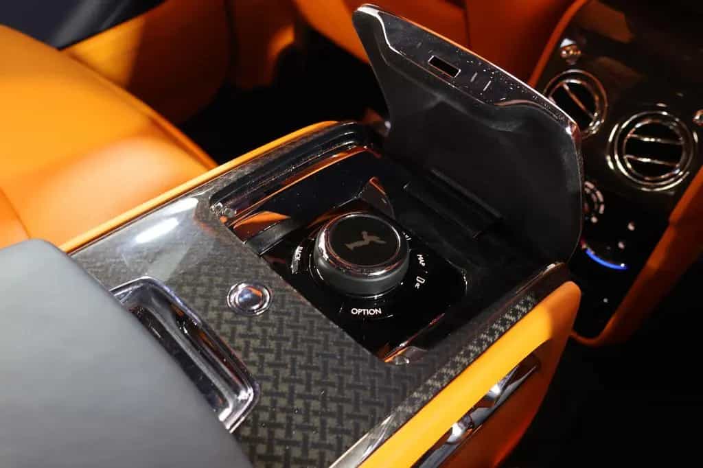 Rolls-Royce Cullinan 6.8 V12 Black Badge TV+SKY+MANDARIN+22" 03/2023-photo-35