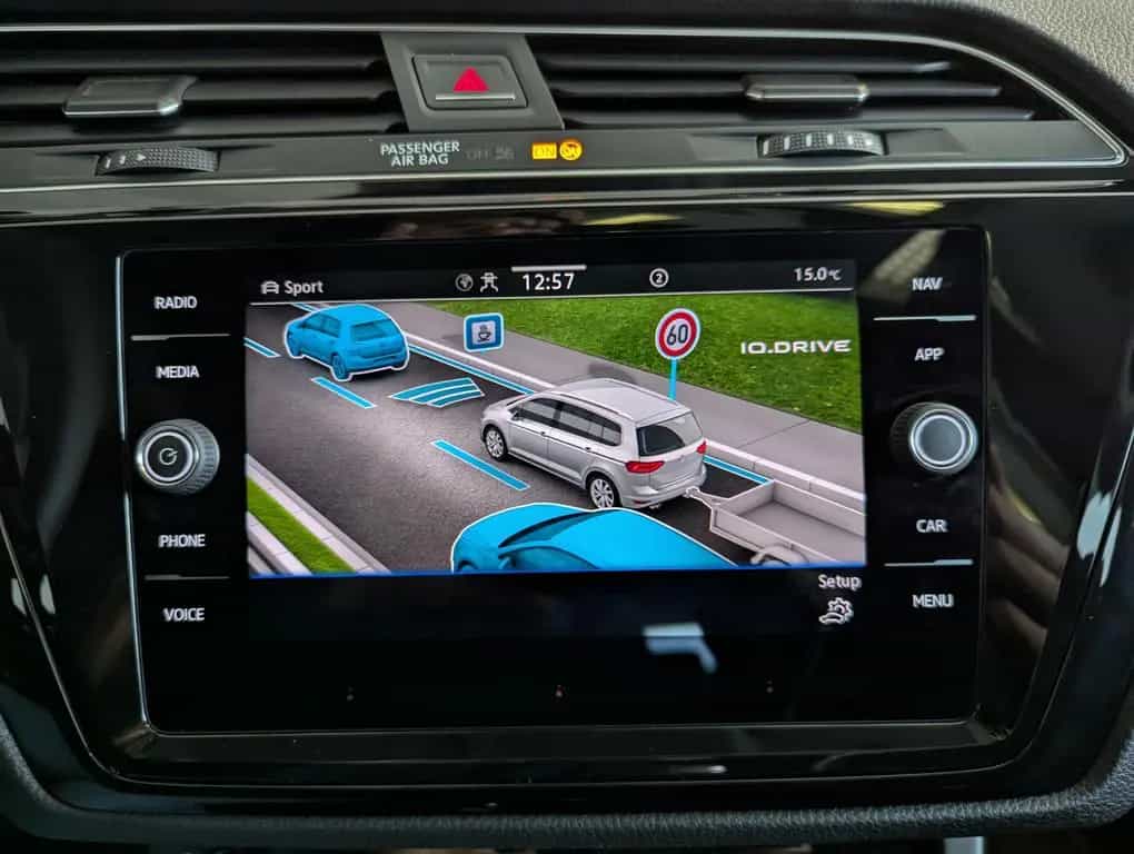Volkswagen Touran 2.0 DSG R-Line High. Pano 7-Si IQ.Dri AHK 07/2025-photo-32