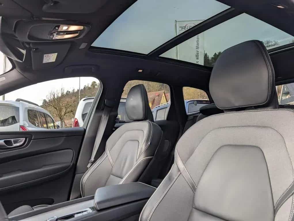 Volvo XC60 B5 AWD Ultimate Dark STHZ AHK 10/2023-photo-13