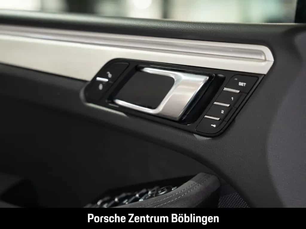 Porsche Macan GTS Standheizung Surround-View Luftfederun 01/2018-photo-17