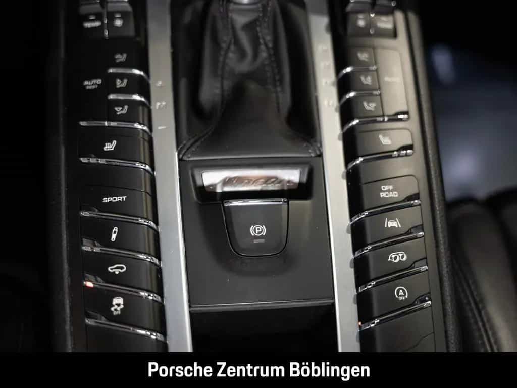 Porsche Macan GTS Standheizung Surround-View Luftfederun 01/2018-photo-23