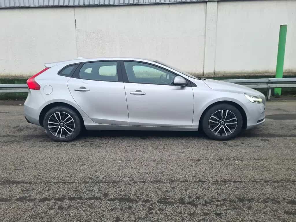 Volvo V40 Momentum, Automatik, Navi, LED, Garantie 01/2017-photo-2