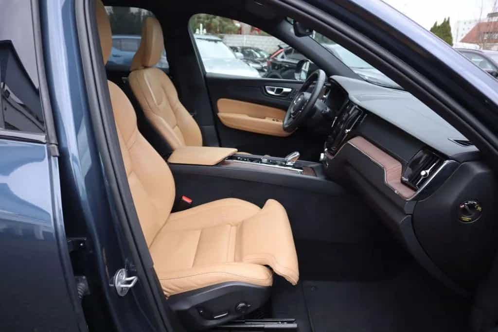 Volvo XC60 B5 D AWD Ultimate Dark|AHK|360CAM|NAVI| 02/2023-photo-13