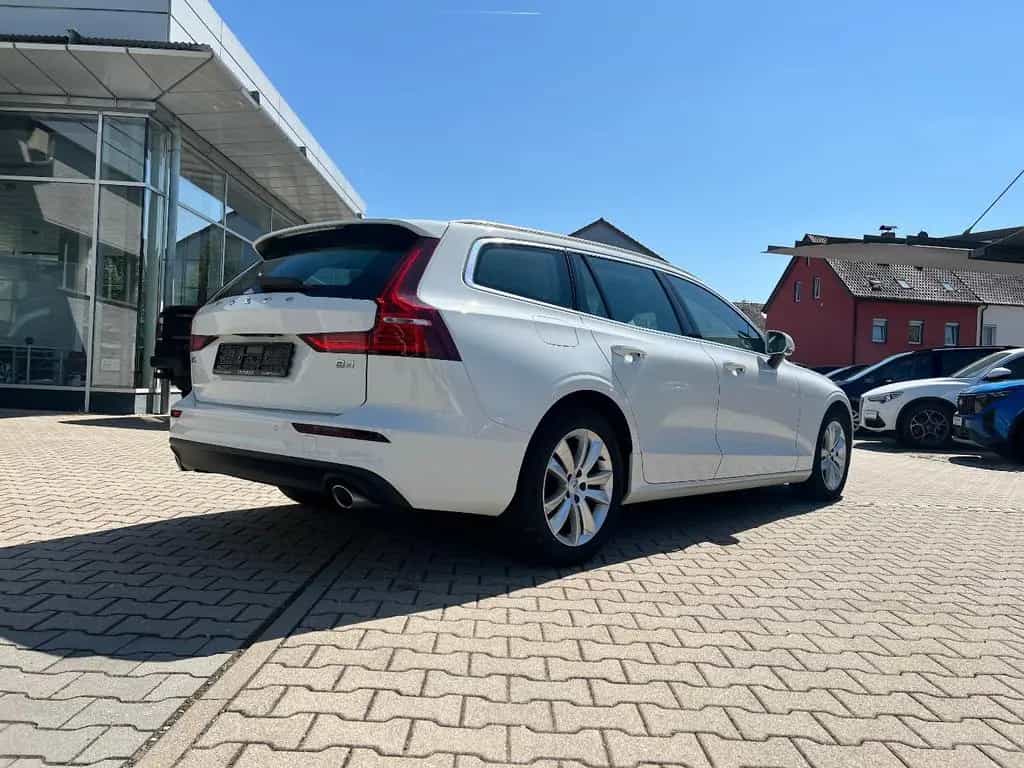 Volvo V60 Kombi B4 Momentum Pro *LED Navi ACC Leder* 12/2020-photo-3