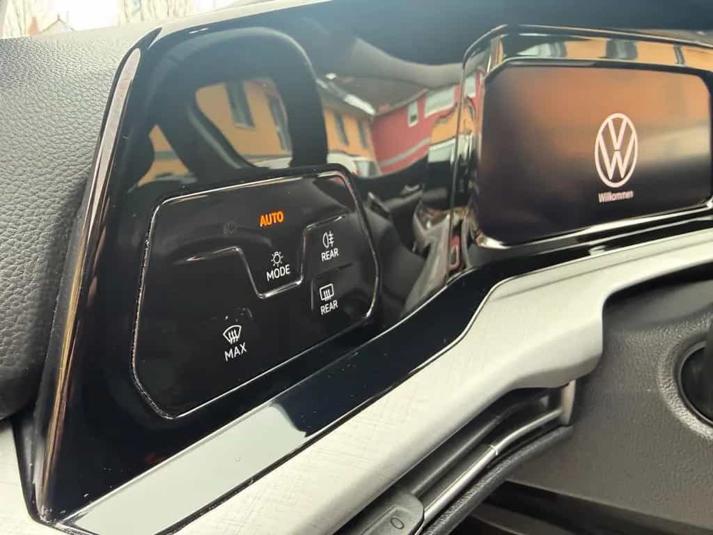 Volkswagen Golf VIII 1.5 TSI Life LED Navi CarPlay Virtual 08/2020-photo-24