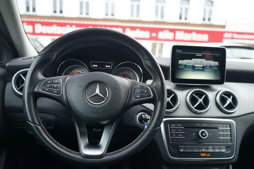 Mercedes-Benz GLA 200 Standard Bi-Xenon Sitzheizung Kamera PDC 09/2015-photo-12