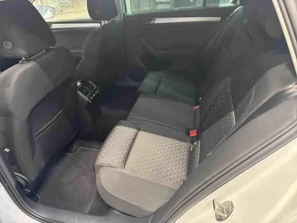 Skoda Superb Combi 2.0TDI DSG/STANDHEIZ/AHK/CAM/EL.HECK 11/2022-photo-6