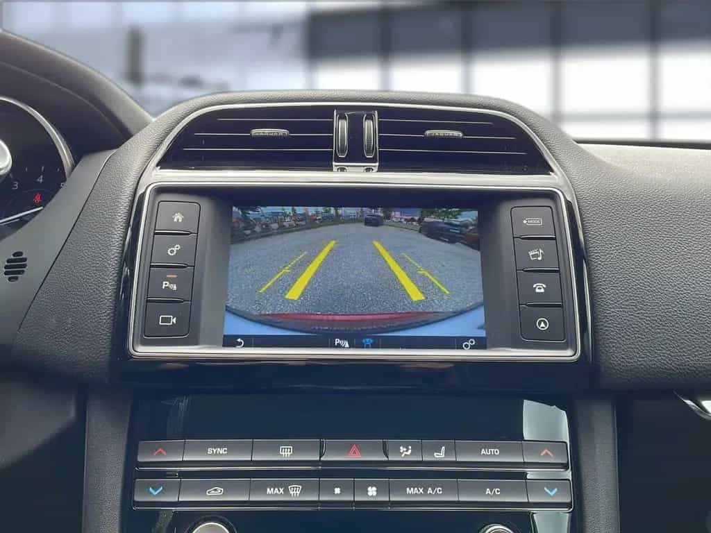 Jaguar F-Pace 25t AWD R-Sport 07/2017-photo-11