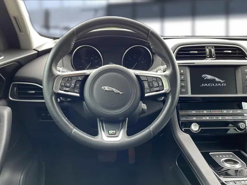 Jaguar F-Pace 25t AWD R-Sport 07/2017-photo-19