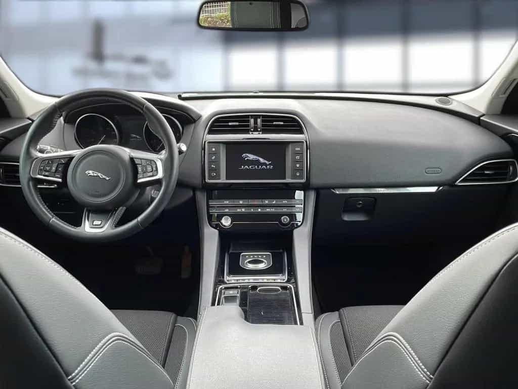 Jaguar F-Pace 25t AWD R-Sport 07/2017-photo-6