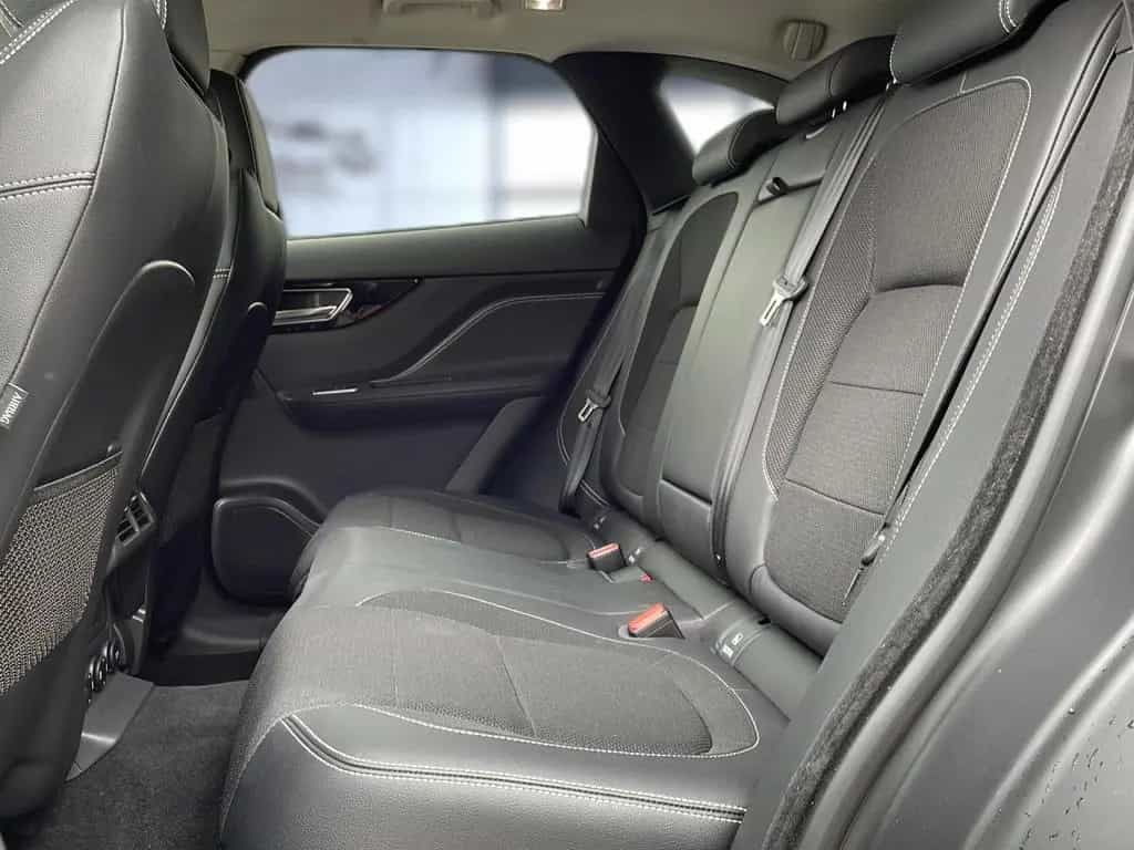 Jaguar F-Pace 25t AWD R-Sport 07/2017-photo-8