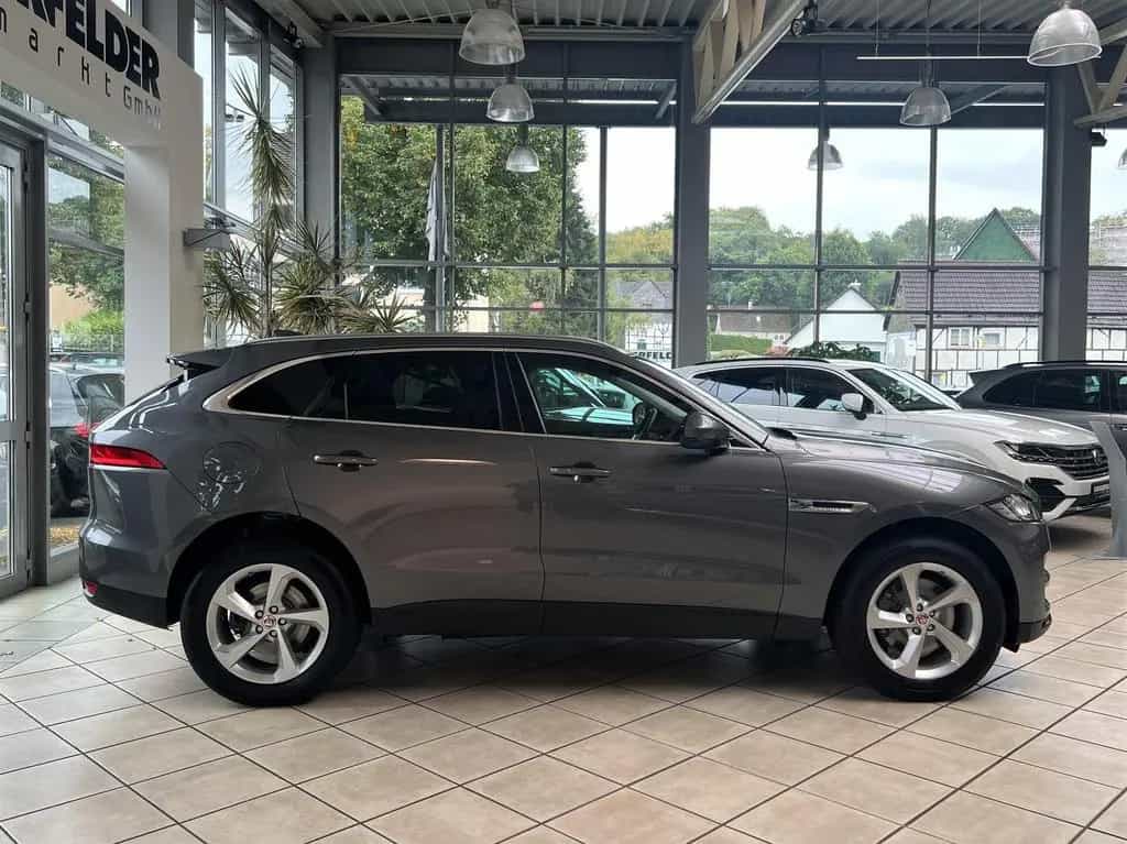 Jaguar F-Pace Portfolio AWD*PANO*KAMERA*SHZ*LEDER* 09/2018-photo-1