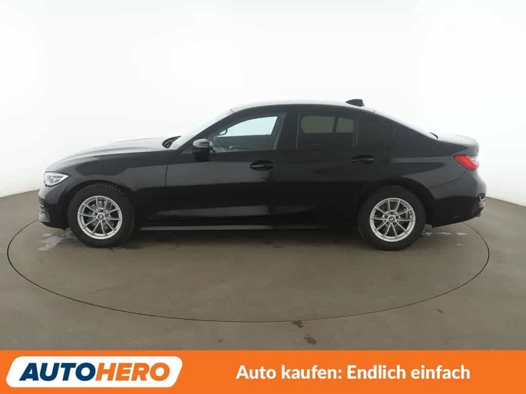 BMW 3 Series 318i Sport Line Aut.*NAVI*LED*TEMPO*PDC* 01/2021-photo-2