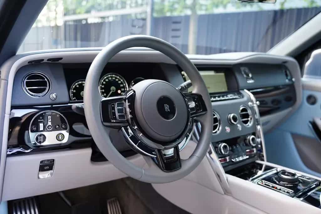 Rolls-Royce Cullinan Bespoke Audio Starlight Twin Coachline 01/2024-photo-10