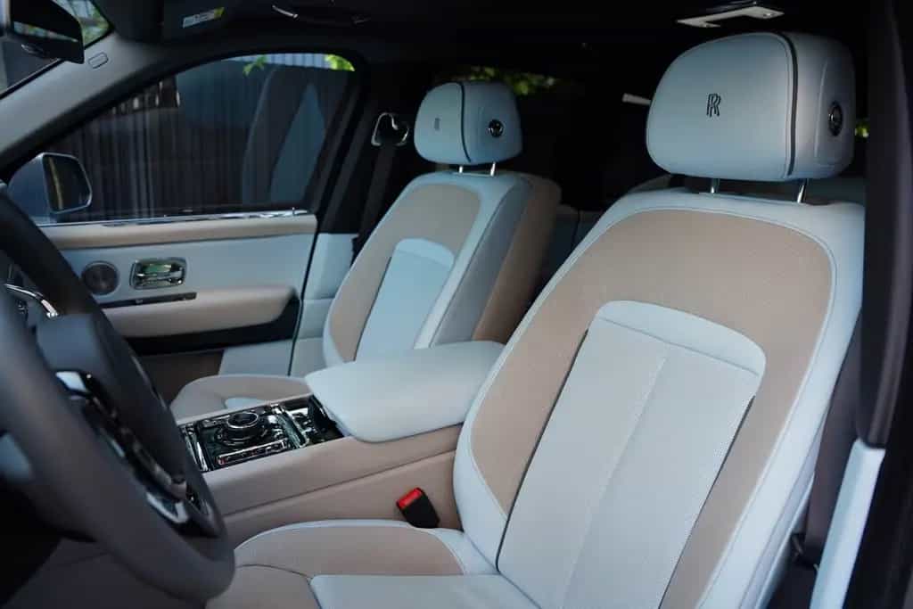Rolls-Royce Cullinan Bespoke Audio Starlight Twin Coachline 01/2024-photo-12