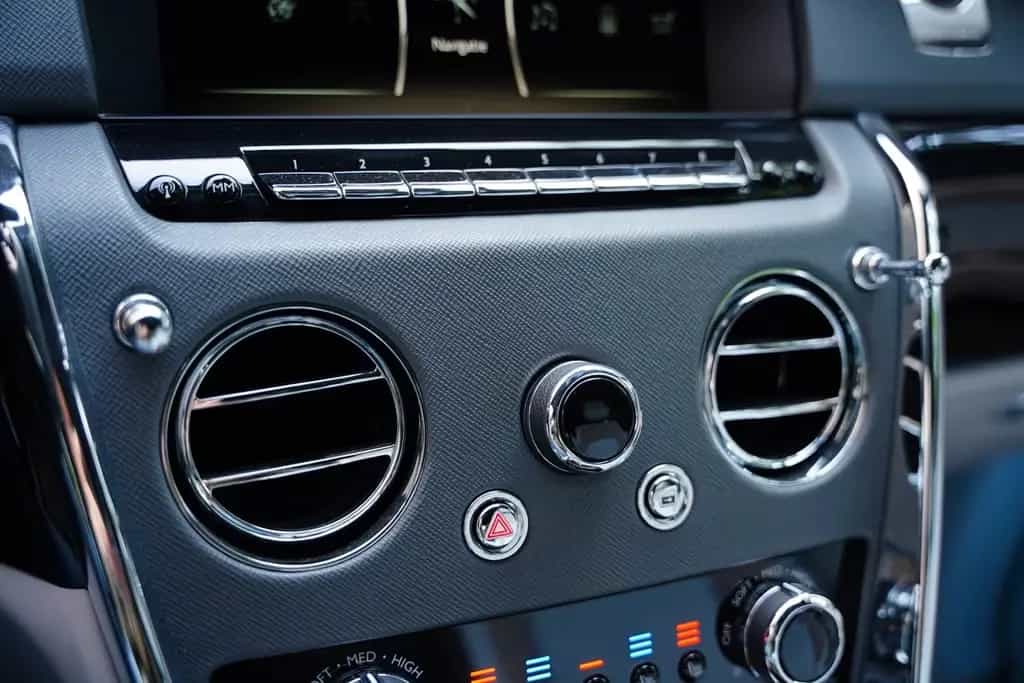 Rolls-Royce Cullinan Bespoke Audio Starlight Twin Coachline 01/2024-photo-21