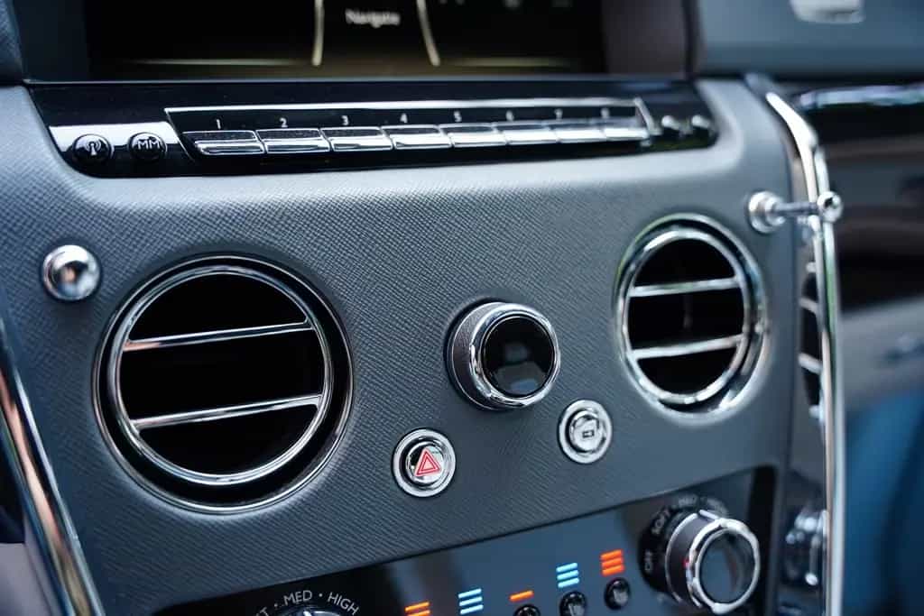 Rolls-Royce Cullinan Bespoke Audio Starlight Twin Coachline 01/2024-photo-22