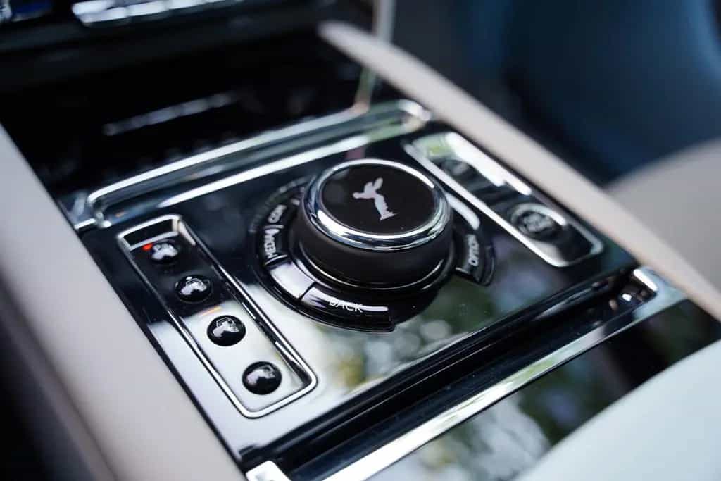 Rolls-Royce Cullinan Bespoke Audio Starlight Twin Coachline 01/2024-photo-25