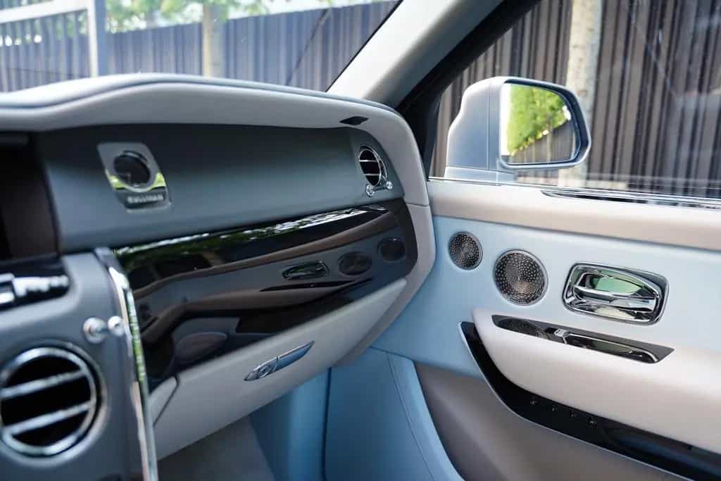 Rolls-Royce Cullinan Bespoke Audio Starlight Twin Coachline 01/2024-photo-26