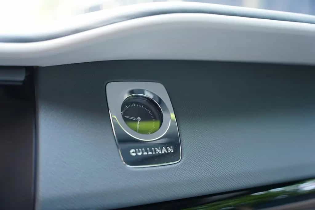 Rolls-Royce Cullinan Bespoke Audio Starlight Twin Coachline 01/2024-photo-27