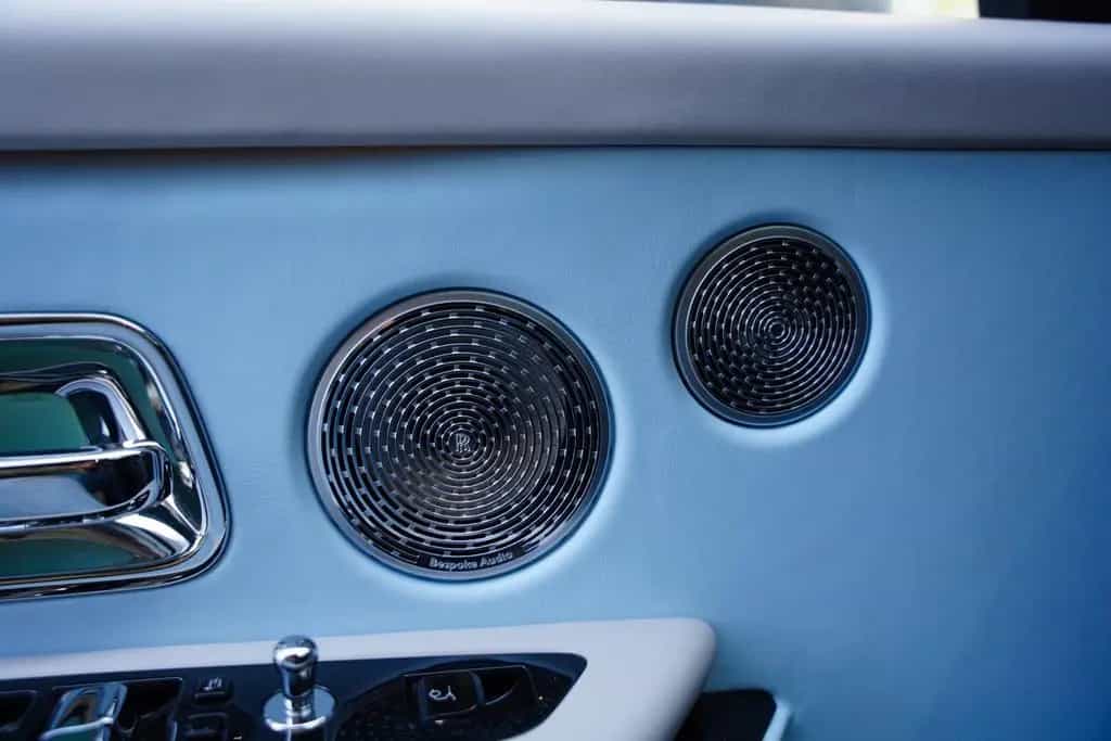 Rolls-Royce Cullinan Bespoke Audio Starlight Twin Coachline 01/2024-photo-28
