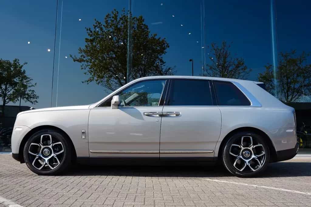Rolls-Royce Cullinan Bespoke Audio Starlight Twin Coachline 01/2024-photo-3