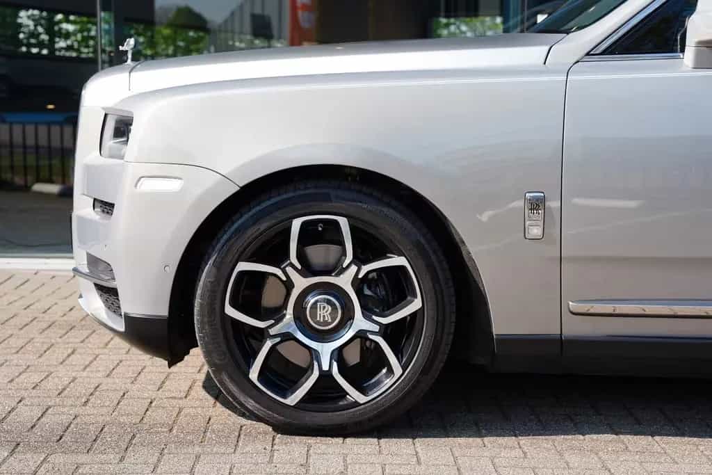 Rolls-Royce Cullinan Bespoke Audio Starlight Twin Coachline 01/2024-photo-7