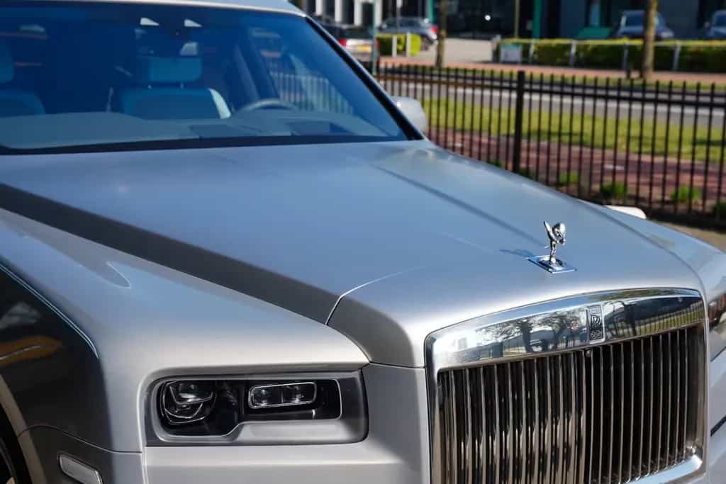 Rolls-Royce Cullinan Bespoke Audio Starlight Twin Coachline 01/2024-photo-8