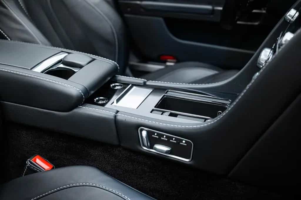 Aston Martin DBS Volante 6.0 V12 Unique in Hammerhead Silver 10/2011-photo-16