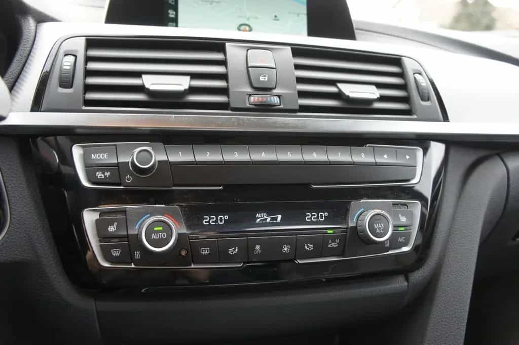 BMW 320 d Touring xDrive Sport-Line *LED*NAVI*KAMERA* 03/2019-photo-16