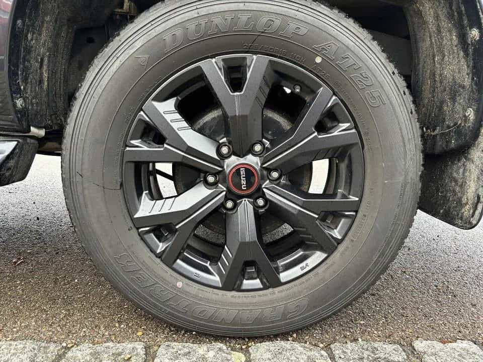 Isuzu D-Max Double Cab 4x4 V-Cross AHK Mountaintop 08/2024-photo-7
