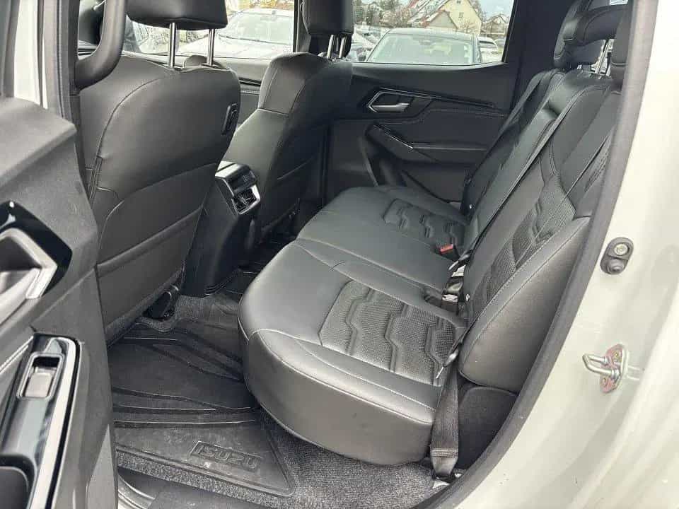 Isuzu D-Max Double Cab 4x4 V-Cross AHK Mountaintop 08/2024-photo-8