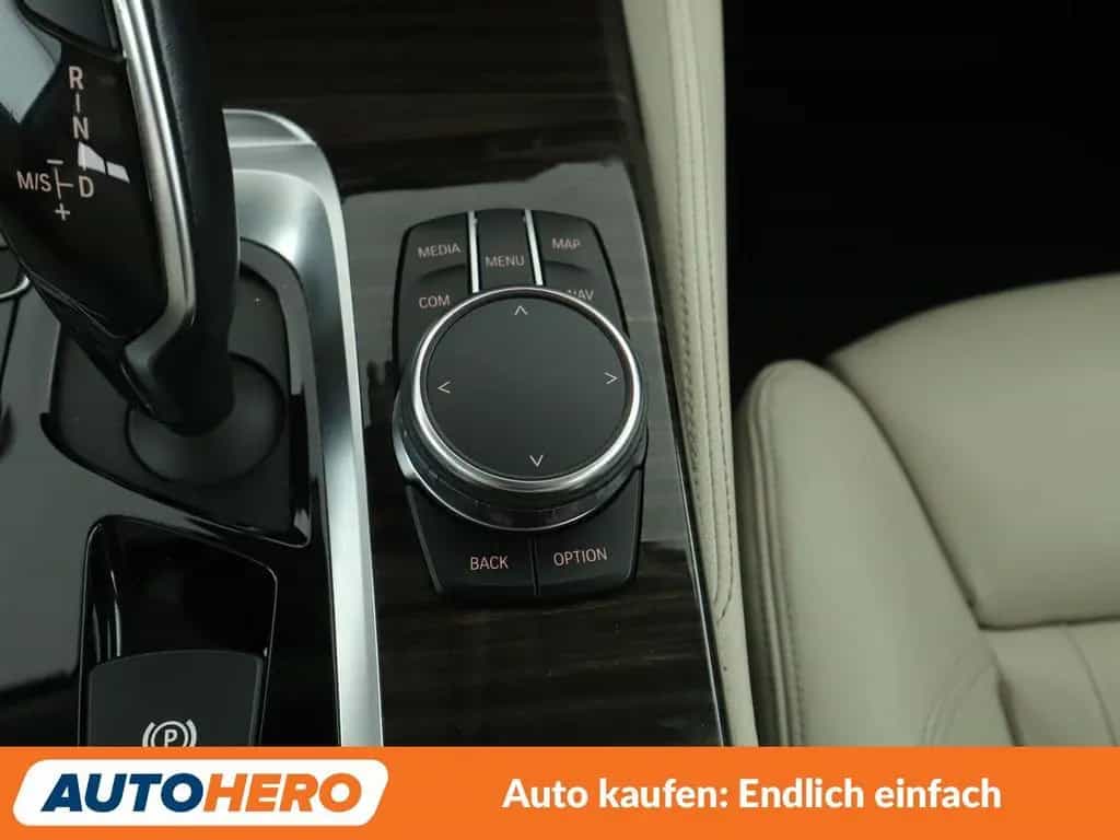 BMW 530 d Luxury Line Aut.*NAV*LED*HUD*TEMPO*CAM* 04/2017-photo-24
