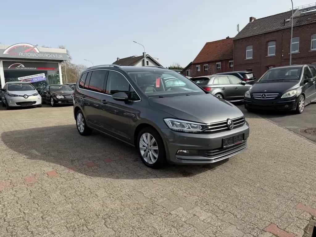 Volkswagen Touran Highline DSG LED AHK ACC LED KAMERA LEDER 02/2018-photo-2