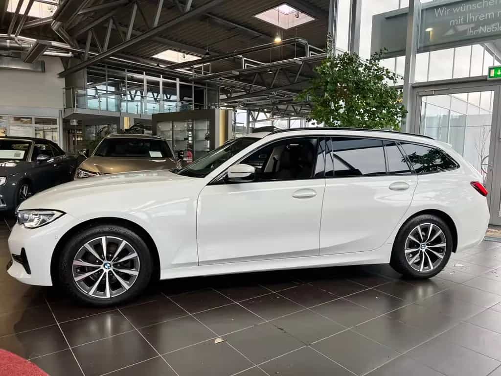 BMW 320 i Touring Sport Line PANO ACC LASER RFK 02/2020-photo-3