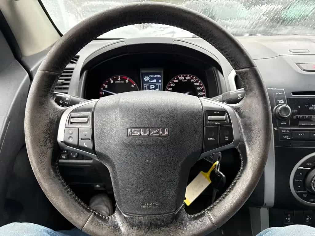 Isuzu D-Max Double Cab 4WD Premium AHK Vorne+Hinten 09/2012-photo-7
