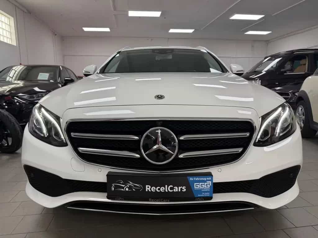 Mercedes-Benz E-Class d T*AVANTGARDE*LEDER*360°*AMG 19''*8-FACH* 10/2019-photo-1